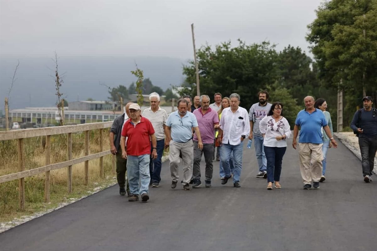 A mellora do acceso ao campo de fútbol de Salcedo completa o novo complexo deportivo e recreativo para a parroquia