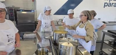 O alumnado de cociña do Obradoiro de Emprego realiza a súa primeira entrega de comida ao comedor social de Marín