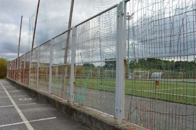 O Concello solicita unha axuda á Deputación para renovar o peche perimetral do Campo do Revel