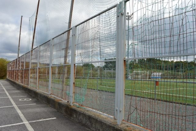 O Concello solicita unha axuda á Deputación para renovar o peche perimetral do Campo do Revel