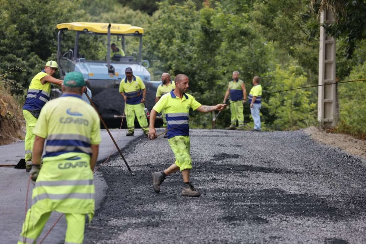 O plan de asfaltados esténdese a semana que vén á zona de estacionamento da avenida de Compostela