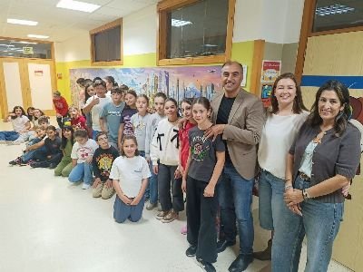 O puzzle de 42.000 pezas realizado pola ex-alumna Nuria Castro Rosales, xa luce no CEIP de Lourido, en Poio
