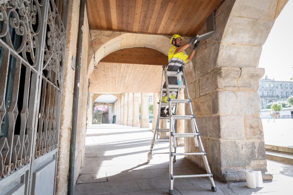Os soportais da rúa Princesa súmanse ao alumeado artístico do centro histórico