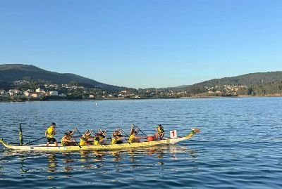 Poio estrea o proxecto Barco Dragón, coas mariscadoras como protagonistas