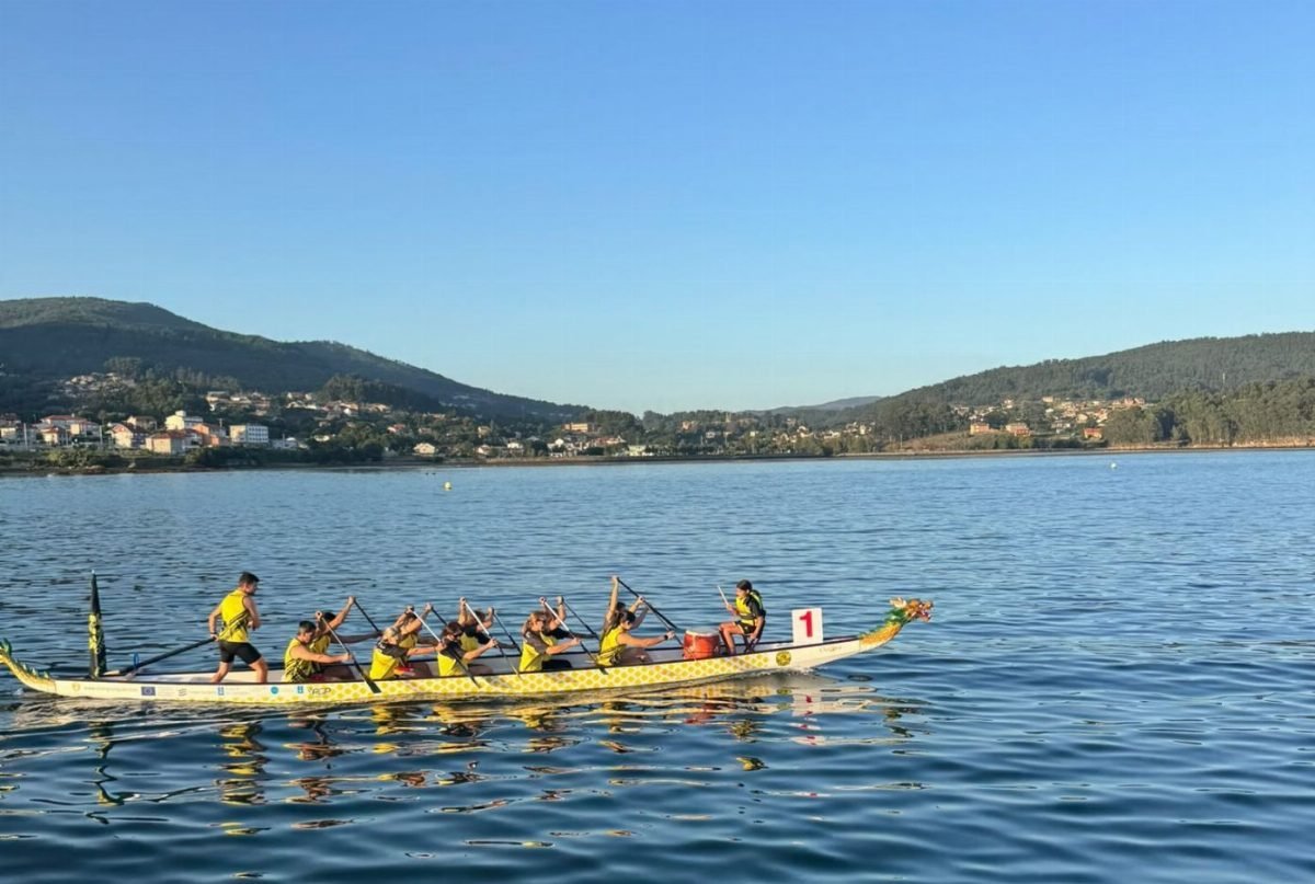 Poio estrea o proxecto Barco Dragón, coas mariscadoras como protagonistas