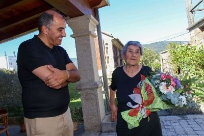 Poio felicita a María Teresa Arís, Laura, que celebra os seus 101 anos coa curiosidade intacta